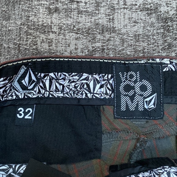 Men’s Volcom Plaid Shorts - Picture 3 of 7